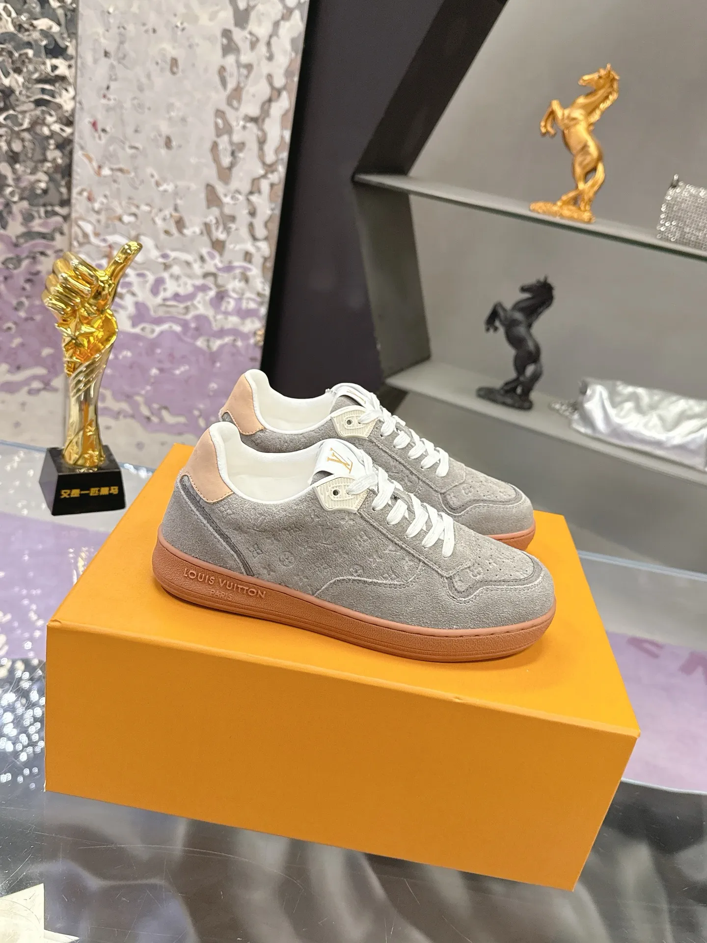 Men's shoes: 680💰 Louis Vuitton LV spring and summer new sports moral training shoes. It is hard to find one shoe at the counter. Each store has a limited quota. Many Internet celebrity fashion bloggers have planted grass. The original purchase is developed and perfected. Embossed logo brand elements embellish the upper and lightweight rubber outsole, and the classic moral training partition design (delivery is shown as a pendant). Fabric: Original imported cowhide. Lining: Original customized breathable mesh cowhide lining. Sole: Original molded T men's shoes 💰pU outsole material Size: 35-40 (41 customized)